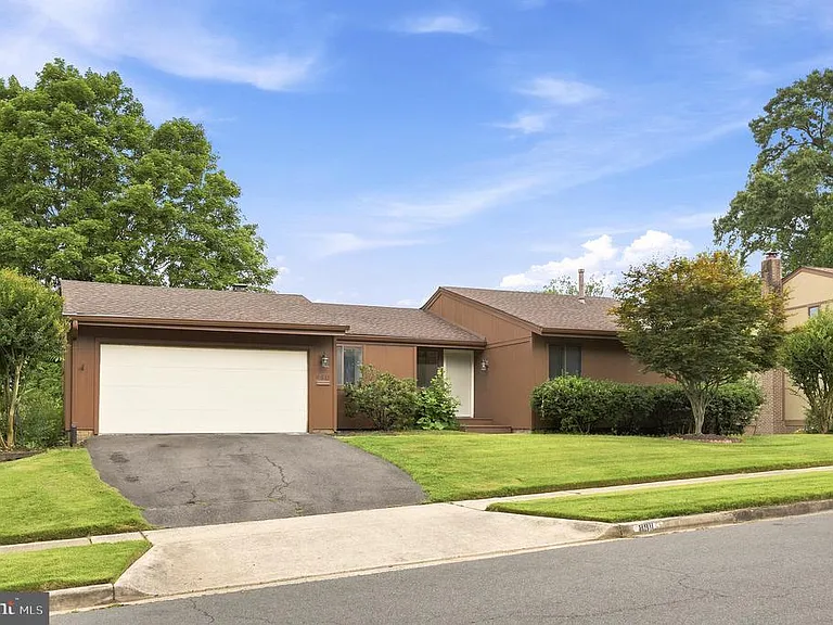 8811 Burbank Rd — Photo 3
