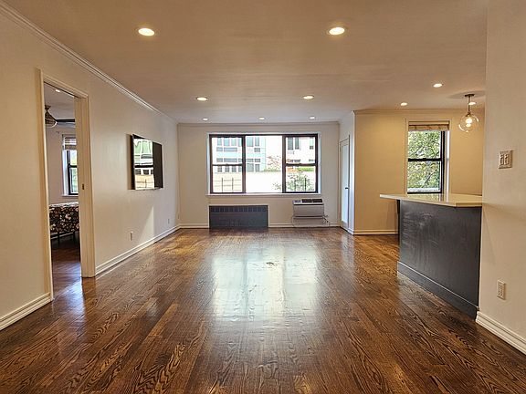3rd image of 3215 Arlington Ave APT 3C