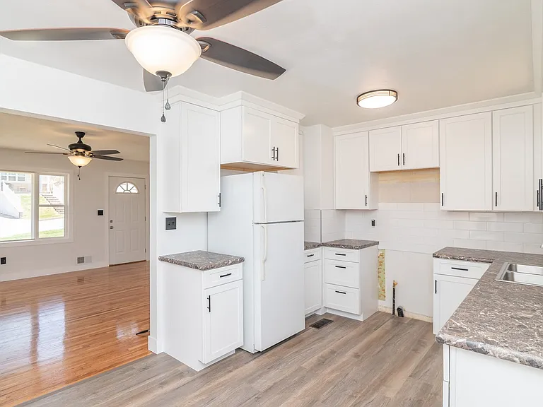 110 N Bluff St — Photo 11