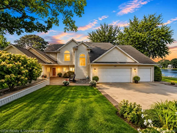 146 Castlewood Dr, Brooklyn, MI 49230