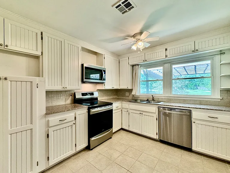 9519 Stratford Dr — Photo 7