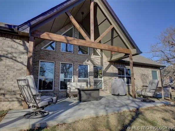 1820 E 45th Pl, Sand Springs, OK 74063