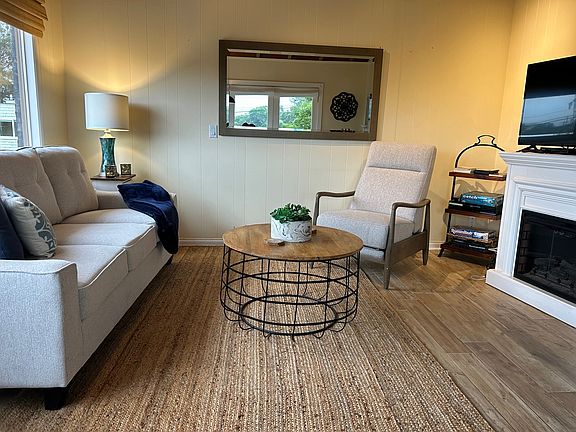 Living room w/TV, mountain views