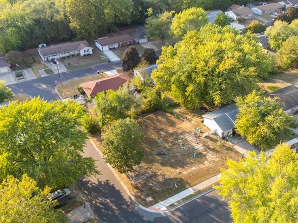 301 Parkway Ln, Pekin, IL 61554