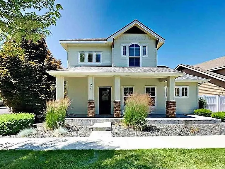 946 E Winding Creek Dr — Photo 1
