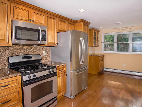 4th image of 17 East Dr