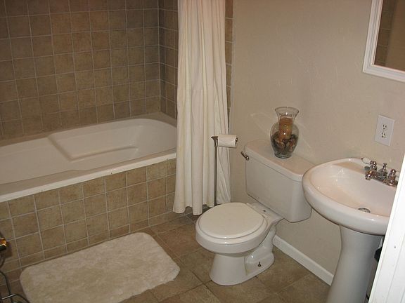 6' garden tub with tile throughout