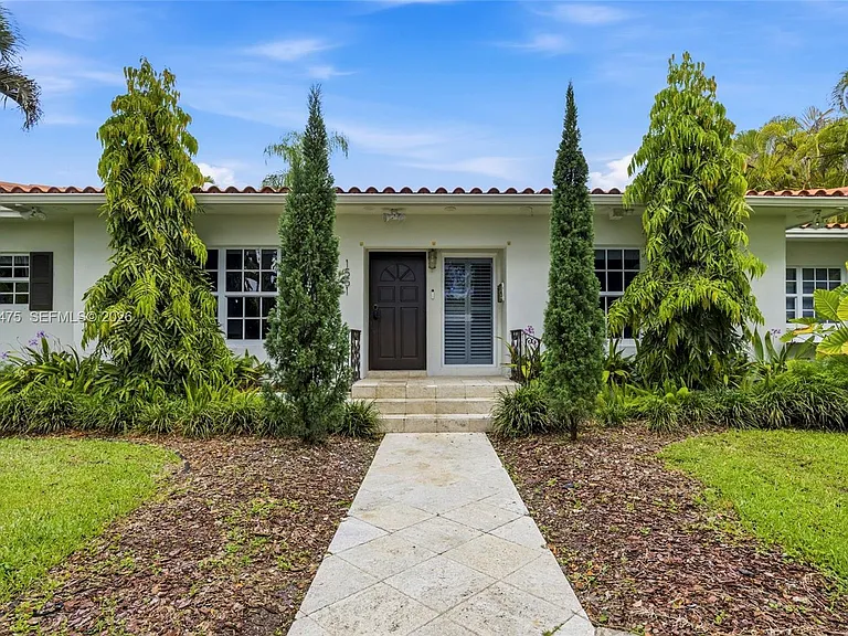 1551 Delgado Ave — Photo 2