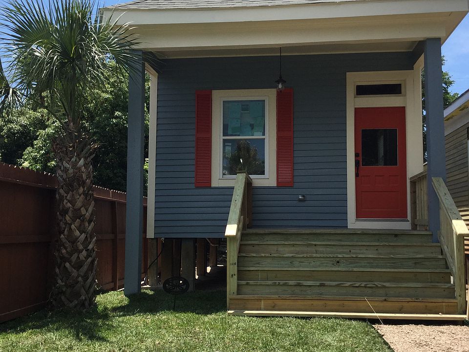 1st image of 807 Sealy St