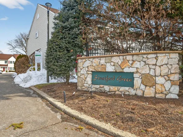 32 Stratford Green, Farmingdale, NY 11735