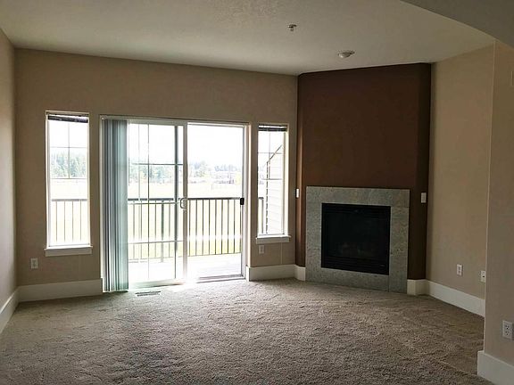 Living room with territorial views and balcony