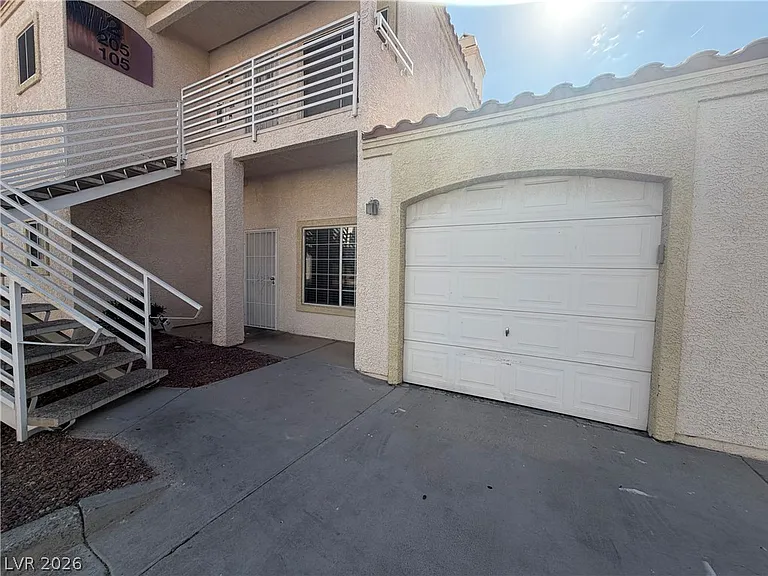 1900 N Torrey Pines Dr #105 — Photo 3