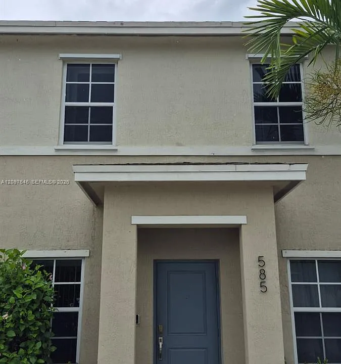 585 NE 5th Pl #585