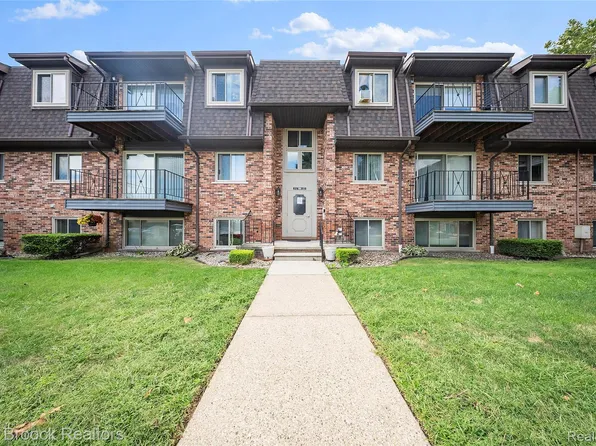 322 Riviera Dr #75, Saint Clair Shores, MI 48080