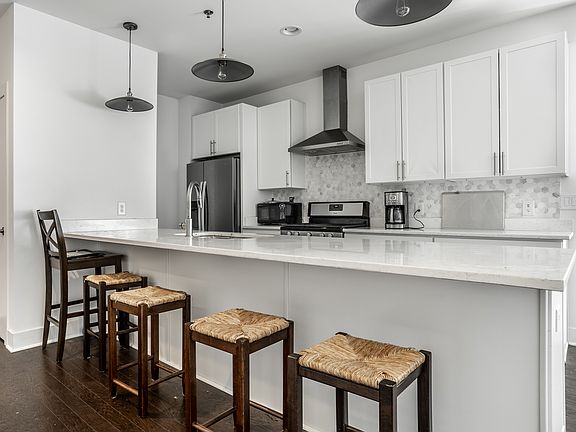 3rd image of 622 E 10th St #201