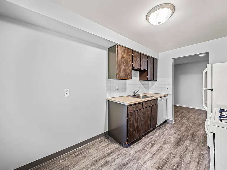 Heatherstone Apartments — Photo 6