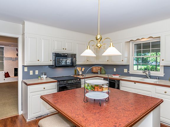 KITCHEN VIEW 3