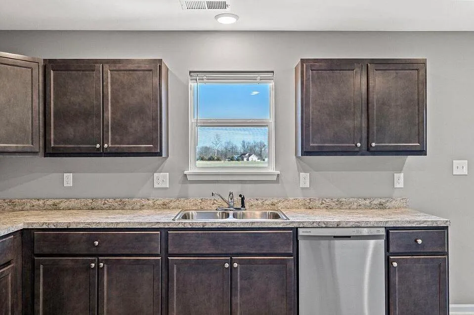 4 bed, 3.0 bath, 2400 sqft, $2,395 — Photo 4