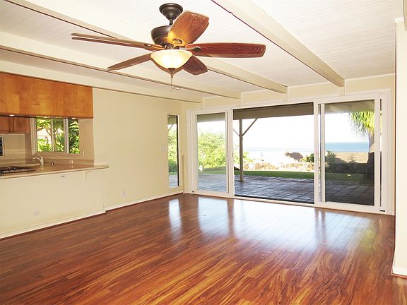Great floor plan, perfect for entertaining. Kitchen, dining room and living room areas