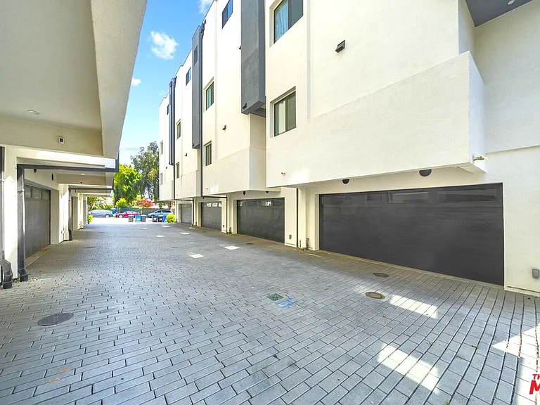 497 N Saint Andrews Pl — Photo 19