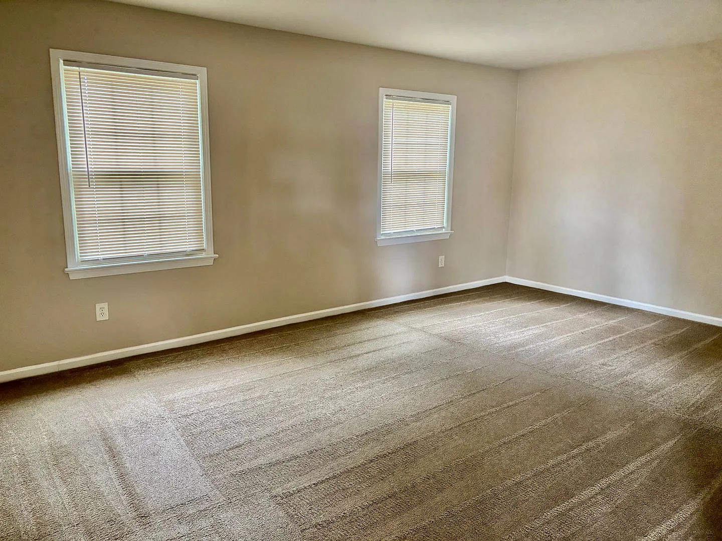 3 bedroom/1.5 bathroom-Courthouse Green — Photo 3