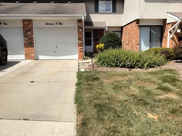 1613 Groton Ct, Wheaton, IL 60189