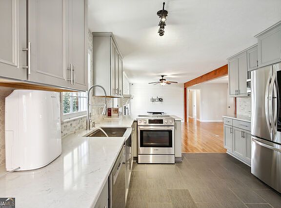 4th image of 2208 Myra Ln