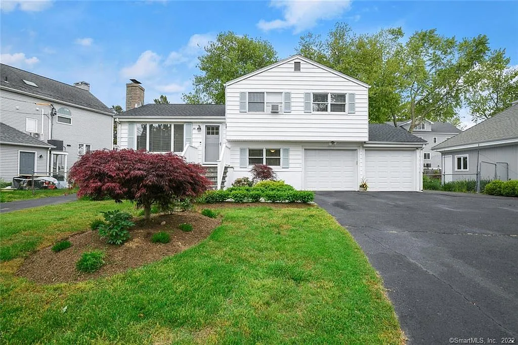 3 bed, 2.0 bath, 1004 sqft, $8,000 — Photo 2