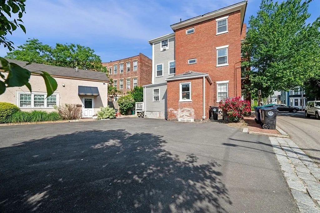 401 Essex St — Photo 2