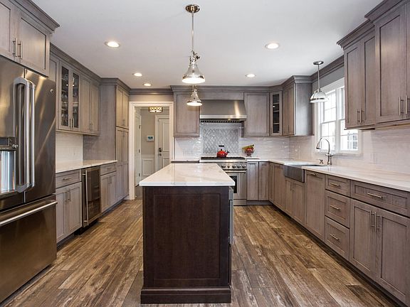 4th image of 12 Sunset Ln