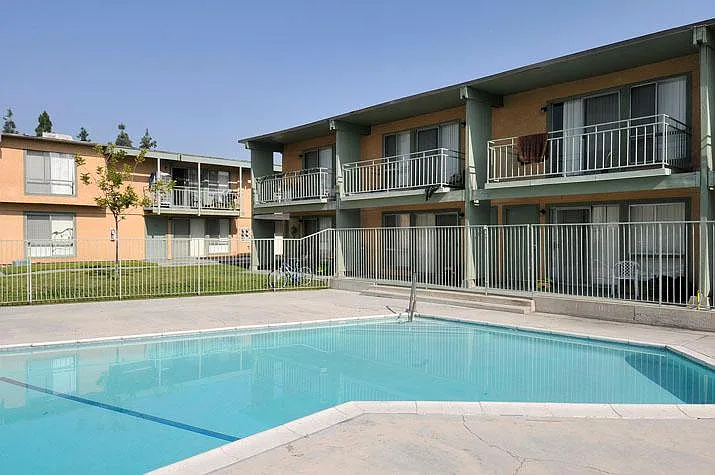 855 S Citrus Ave — Photo 3