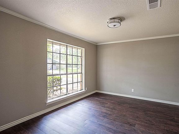 3rd image of 2020 Thousand Oaks Dr