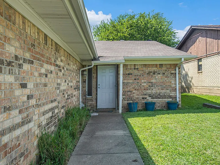 6819 W Cleburne Rd — Photo 3