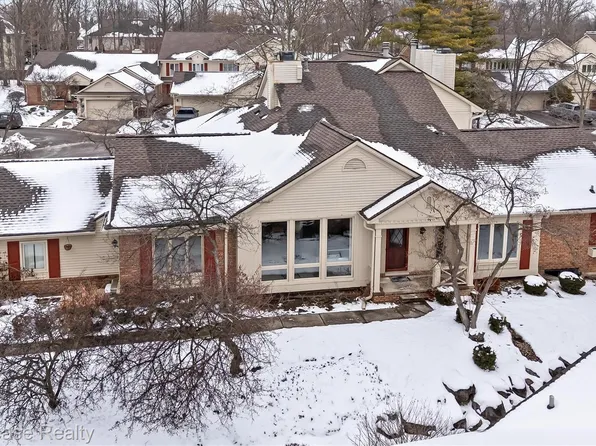 6933 Pebble Park Cir #83, West Bloomfield, MI 48322