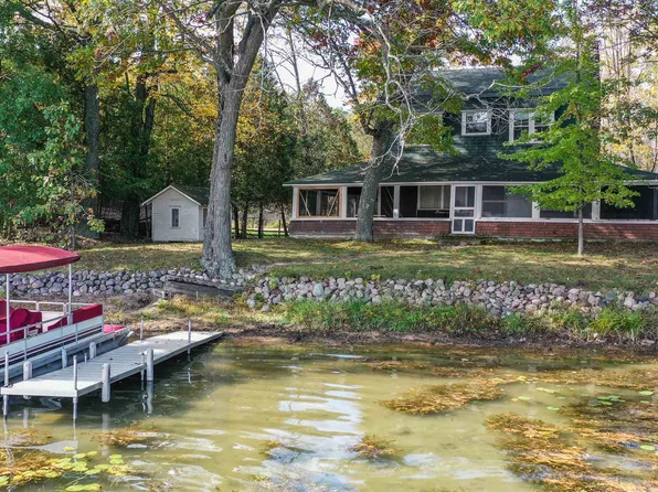 E1149 Round Lake Dr, Waupaca, WI 54981