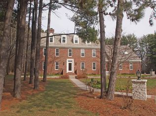 N69W29754 Ridgeview Ct, Hartland, WI 53029