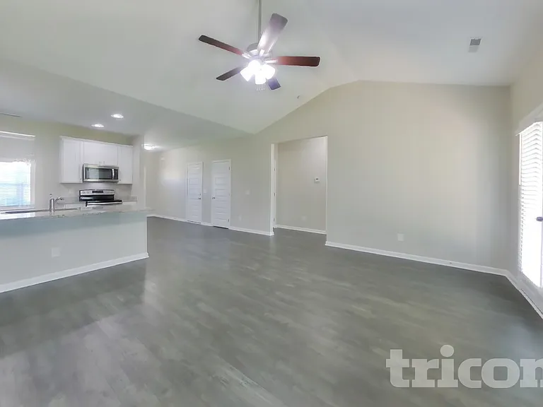 1016 Cyril Dr — Photo 2