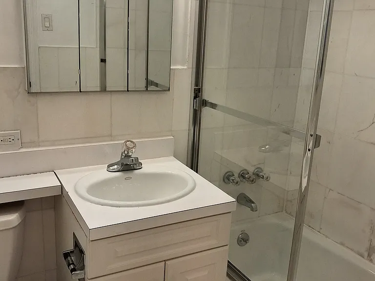 235 E 46th St #5E — Photo 11