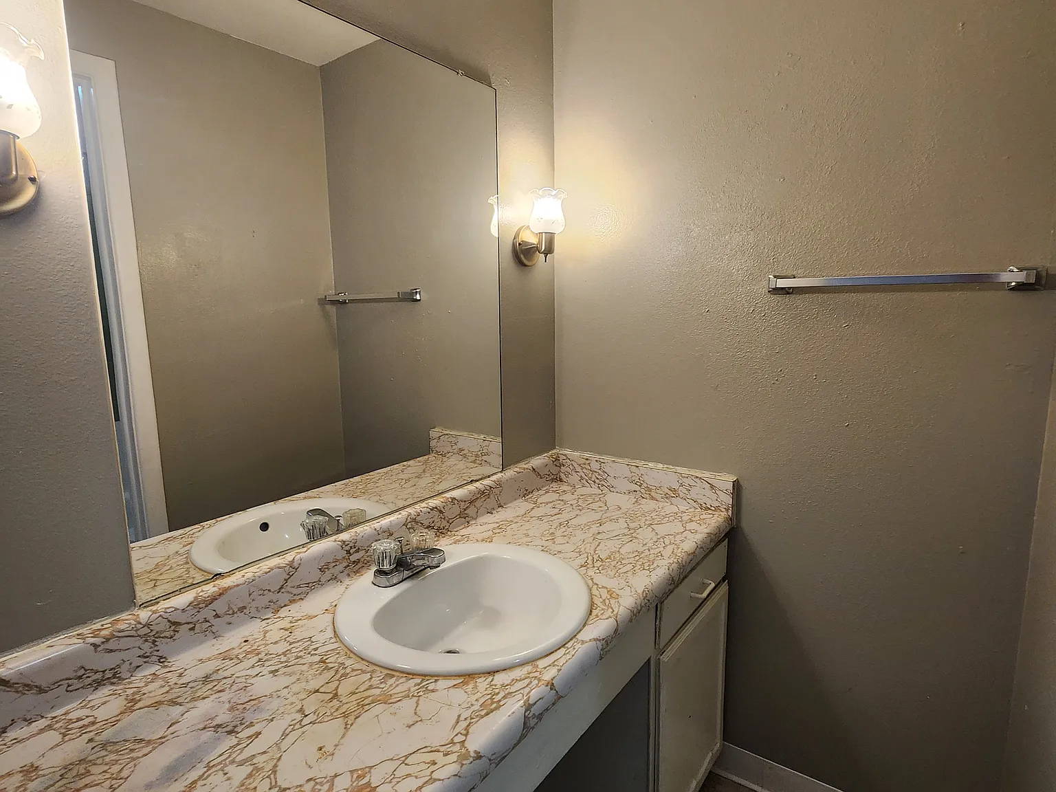1 bed, 650 sqft, $1,050 — Photo 4