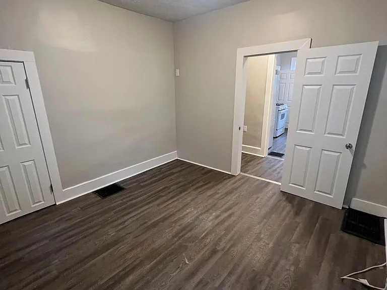 506 Hall St — Photo 2