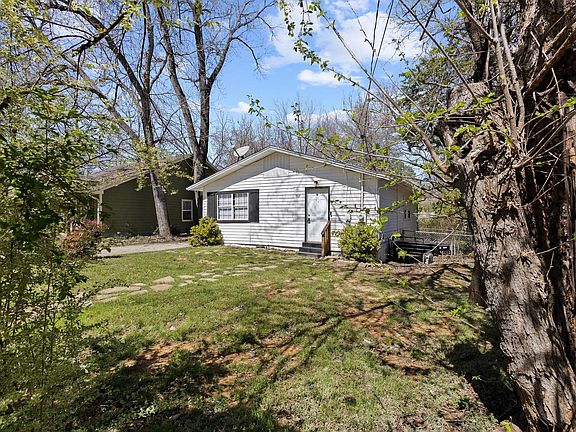 2nd image of 907 Thatcher St