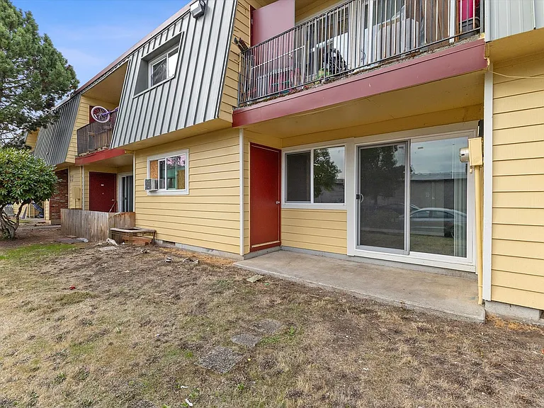 Executive East — Photo 20