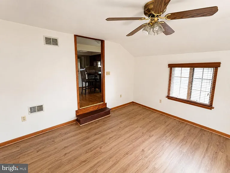 300 Wilson Ave — Photo 20