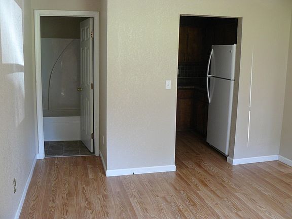 4th image of 409 Parkview Cir