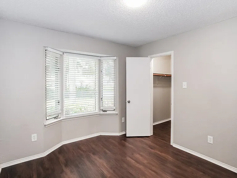 2614 Berkshire Ln — Photo 13