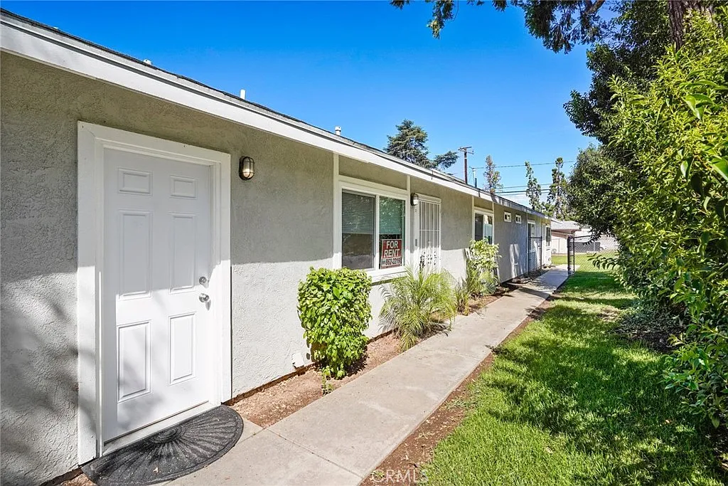 2 bed, 880 sqft, $2,100 — Photo 2