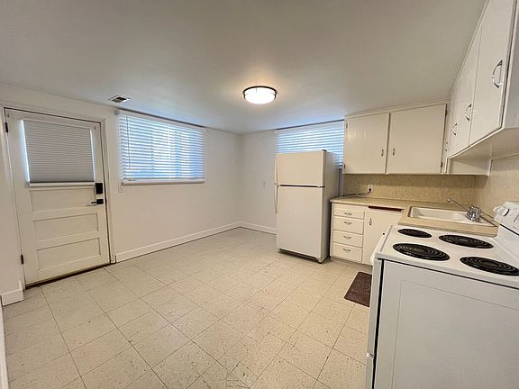 3rd image of 3023 Van Buren Ave #B