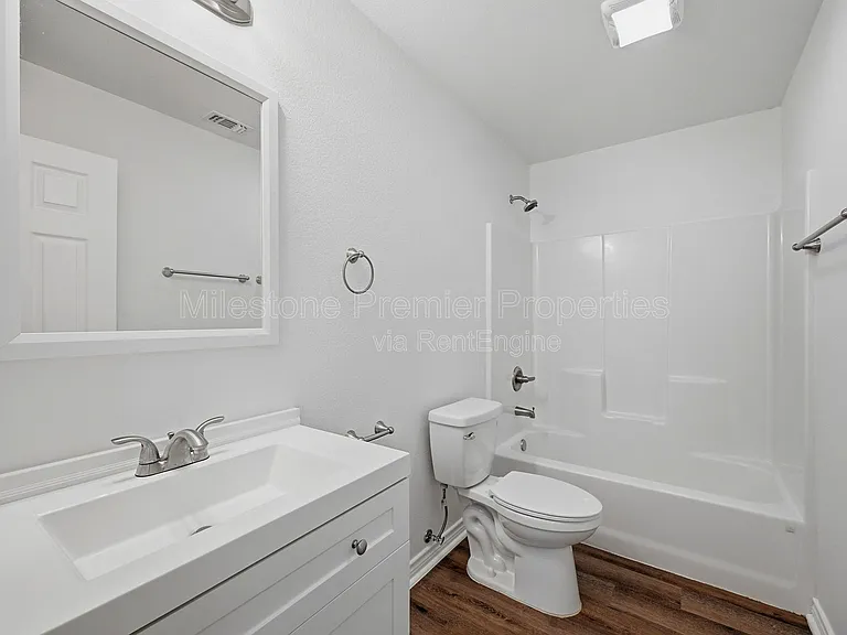 422 E Elm St — Photo 17