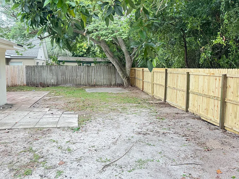 1160 Park View Ln — Photo 2