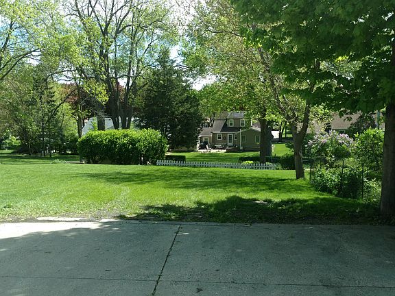 3rd image of 905 Albion Ave